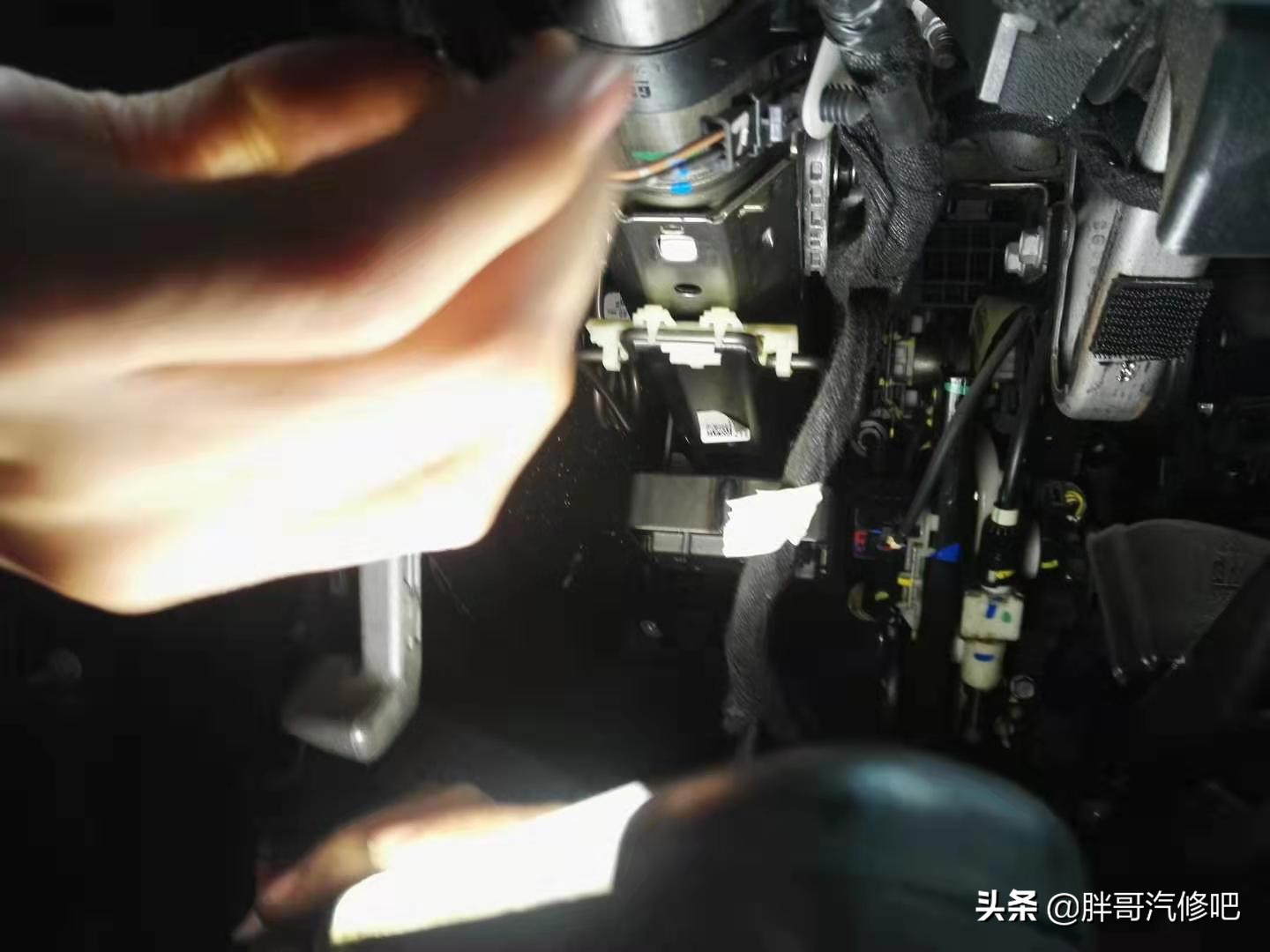 凯迪拉克电子助力方向盘锁故障，造成车辆无法启动，维修步骤