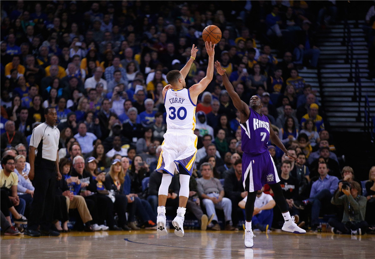 nba投篮为什么不怎么打板(深度分析，为何NBA球员投完篮后不去抢板，却在原地看球进没进？)