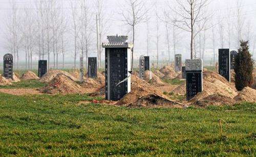 红黑传奇永垂不朽（在农村，墓碑上的字为啥有红黑之分呢？红色字和黑色字有何区别呢）