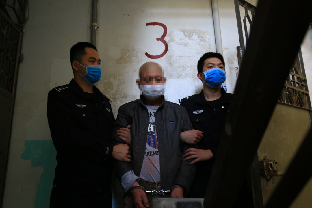他说要看病，持刀走进医生家中杀了3个人