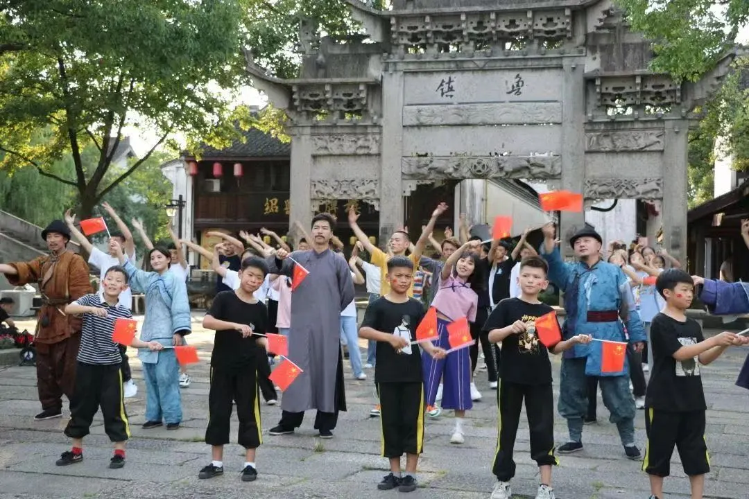 嵊州赛车场(国家级创建带动，“十一”鉴湖旅游度假区旅游收入可比增长1.6倍)