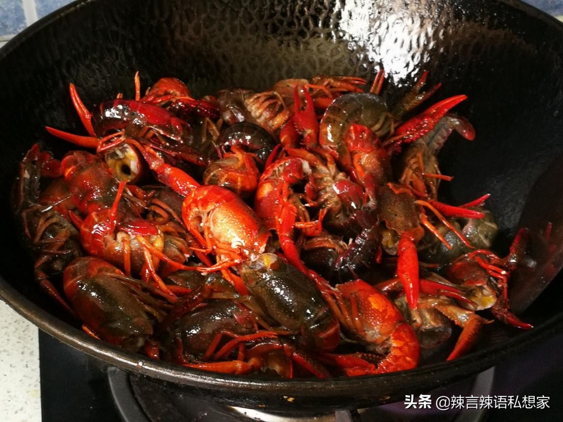 啤酒小龙虾，红彤彤的颜色、麻辣鲜香的味道，和这个夏天最相配了