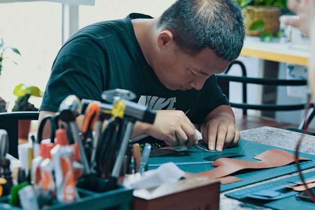 手工皮具基础班：工艺、工具、皮料、版型我们应该从哪开始学习