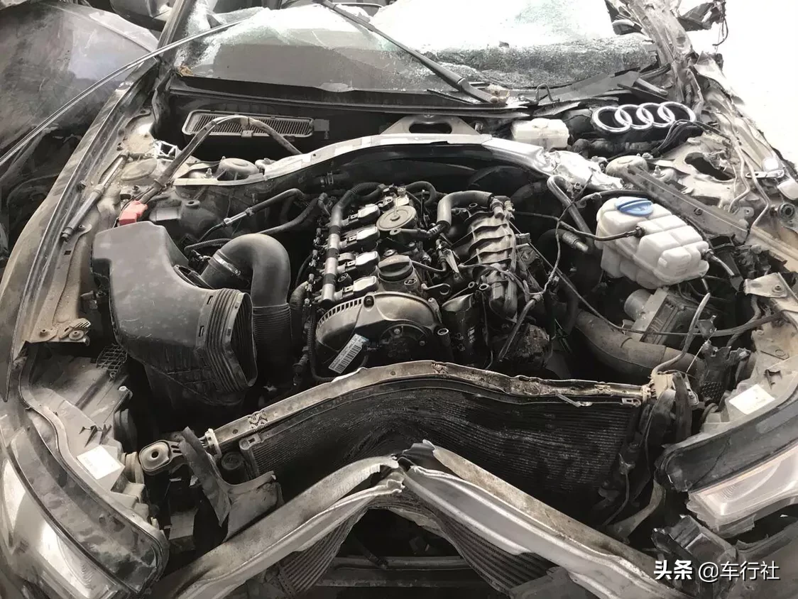 多少钱收购划算?奥迪A6L 2.0T前脸事故,车顶被掀翻!