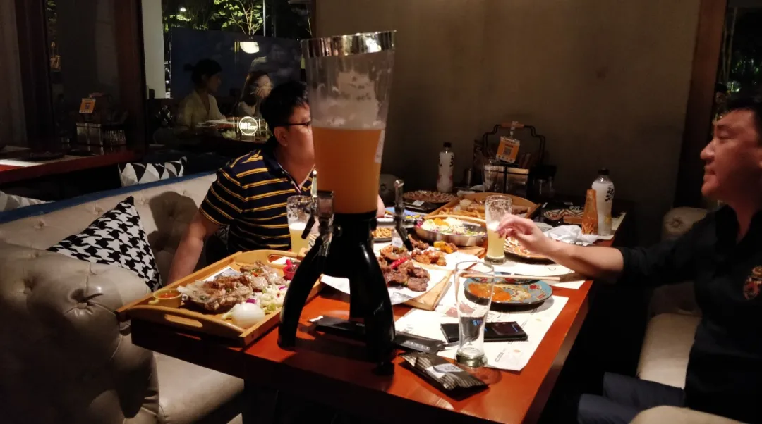 哈尔滨人多爱喝啤酒？一经销商：20万箱仅够卖三天！和你唠唠这些年啤酒那些事