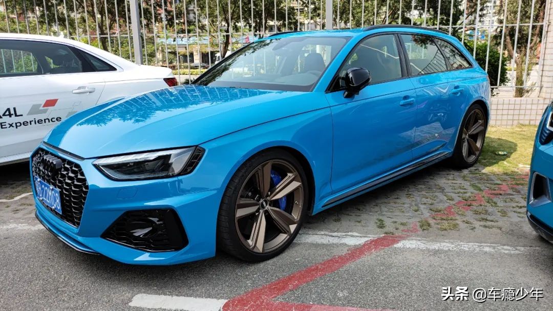 到店实拍新款奥迪RS4瓦罐，售价81.28万起，最速买菜车？