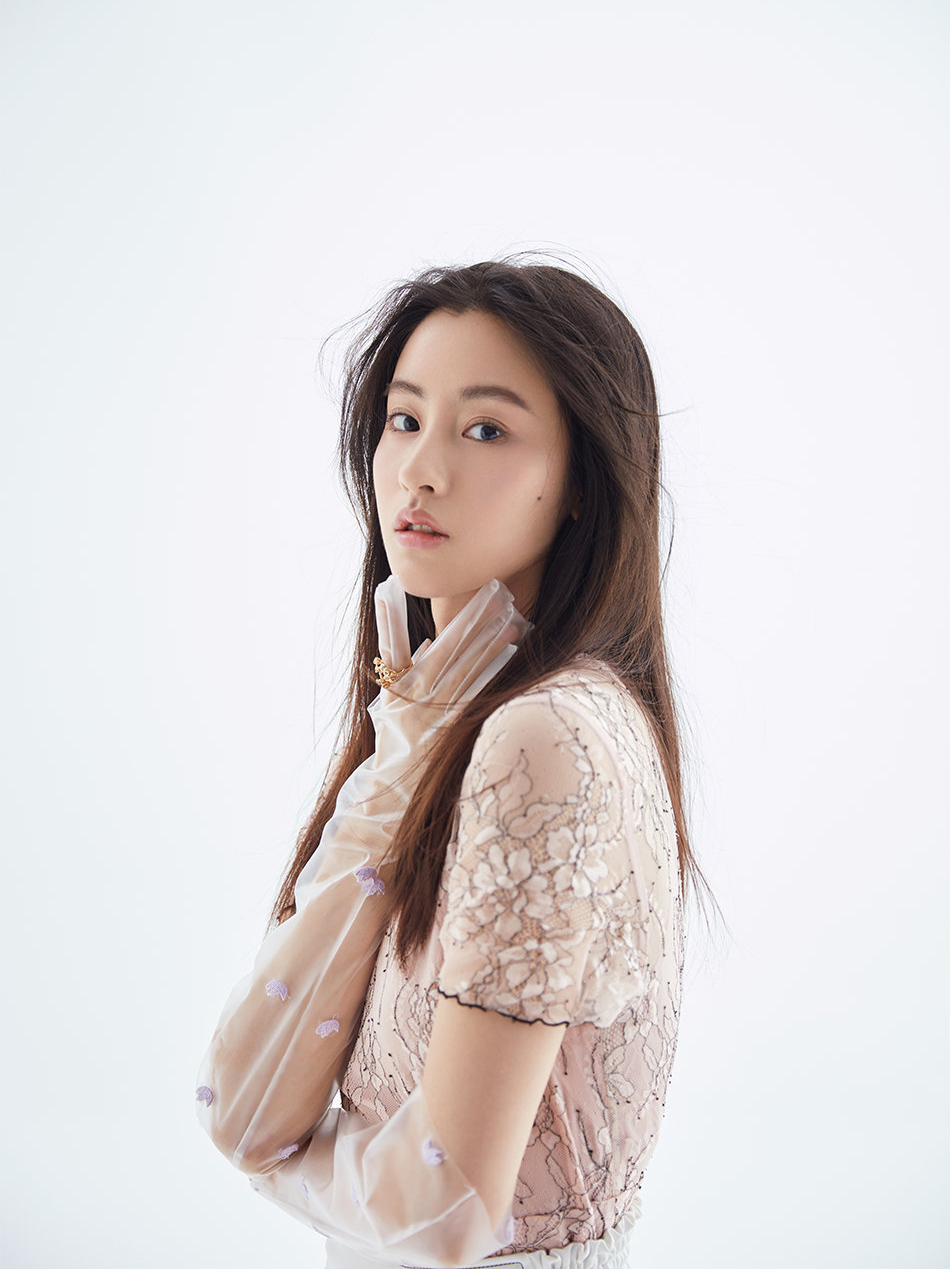 毛晓慧身材(她被吐槽"最丑小龙女",今蕾丝裙配腰带,透明手套都戴出