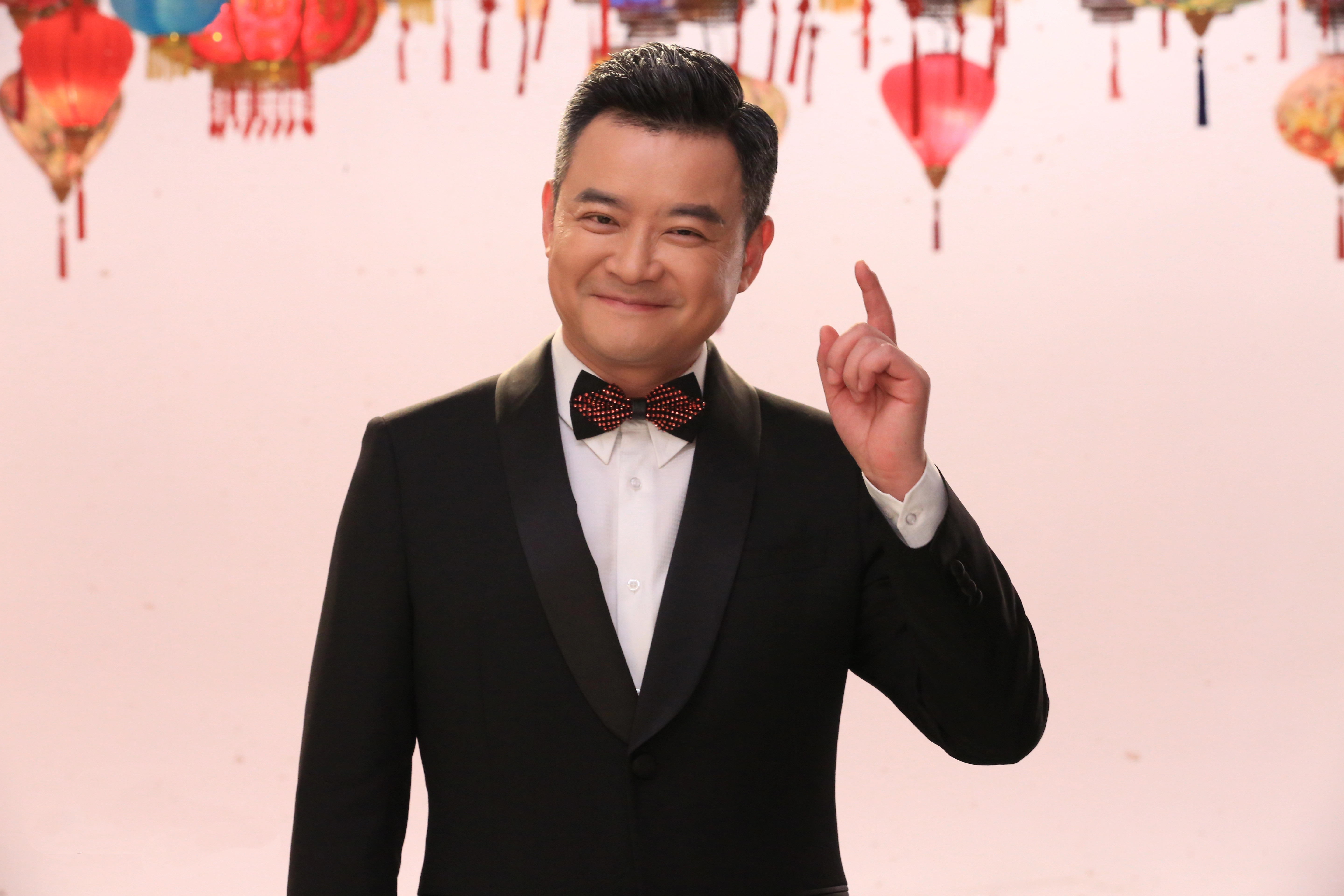 他是央视知名主持人,31岁因一句话远赴美国,48岁的他如何了?