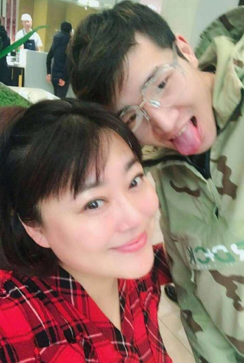 原形毕露？弃养子恋鲜肉，演《安家》被求出山，50岁被曝诈骗千万