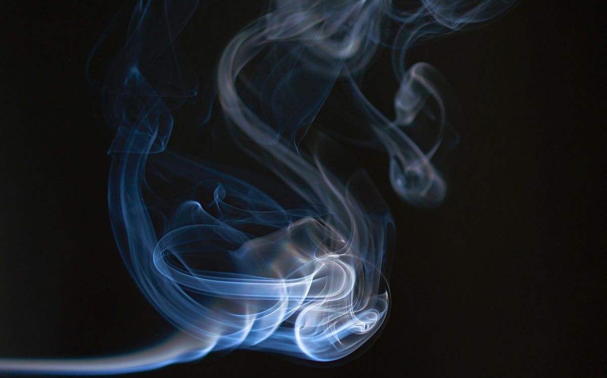 和烟有关的爱情句子,伤入肺腑,难以治愈!