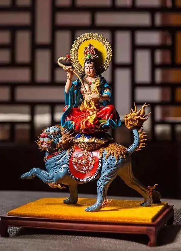 另外,有些佛菩萨则是以鸟兽为座,如在密教中,是以狮子座,作为金刚界大