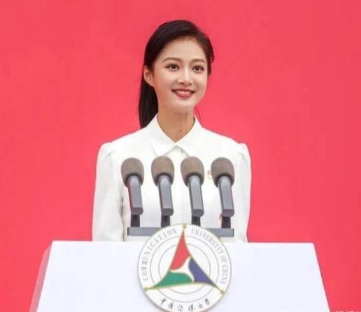 中国传媒大学校花走红，被称为千里挑一的领诵员，家庭背景曝光