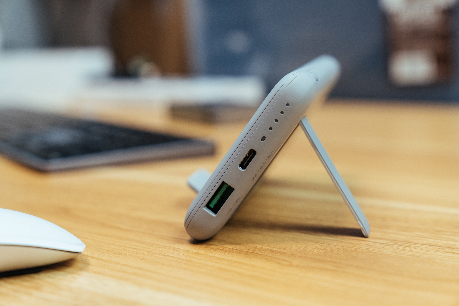 入手iPhone 13后，出行绝不能少了多功能闪焰狐双向快充无线充电宝