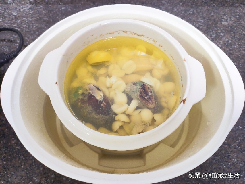 鮑魚蓮子燉雞湯,營養豐富,味道鮮美清淡,很好喝