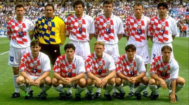 1990世界杯球衣臂章电子版(这才叫设计！这些90年代世界杯球衣，一定在你记忆中出现过)