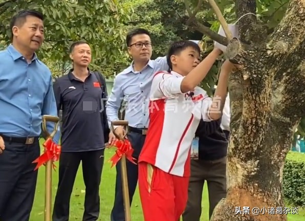 有排面！全红婵种下冠军树，并留签名，干活干净利落，新发型抢镜