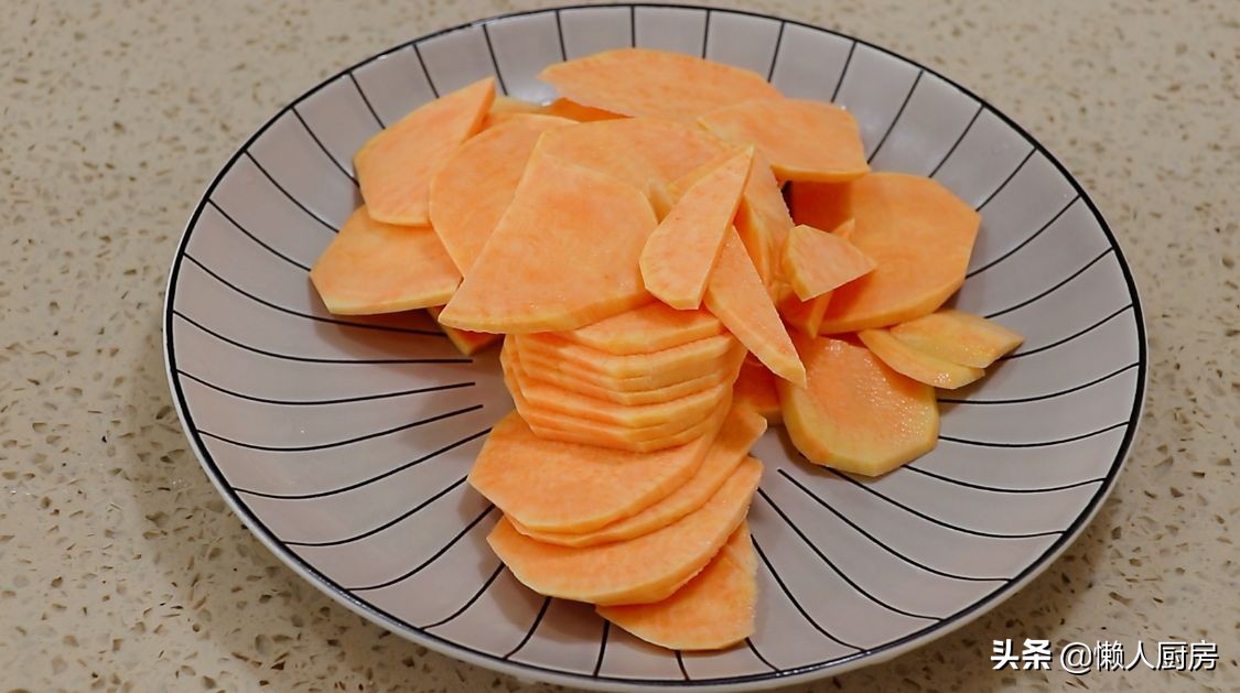 天气越冷，红薯越来越甜，遇到酥皮红薯饼别手软，3张手抓饼搞定