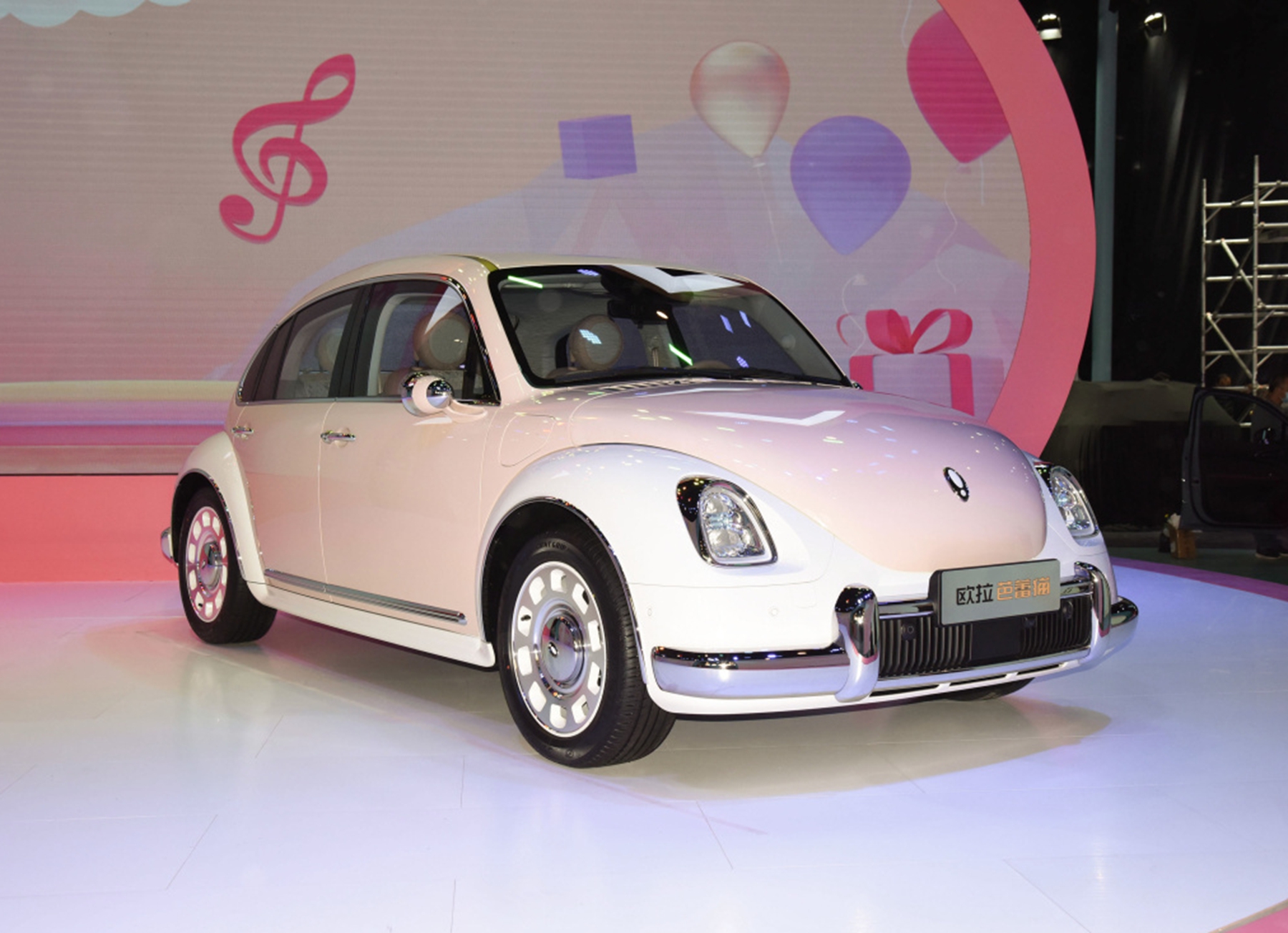 国产"甲壳虫"亮相成都车展,娇小玲珑适合女性,8万起或成爆款