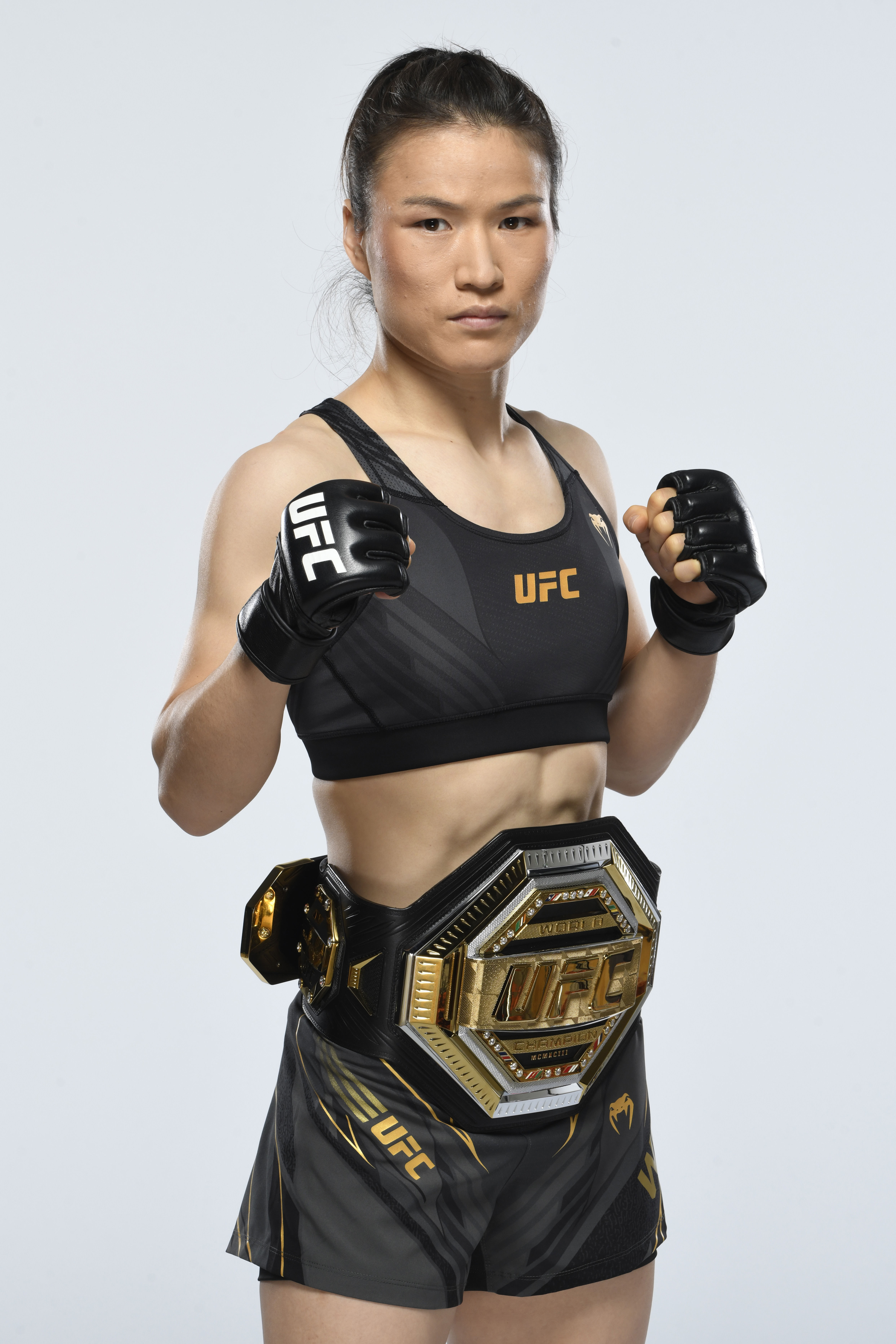 张伟丽个人简介结婚了吗(格斗女皇张伟丽:从打工妹到拳皇,赢过,输过