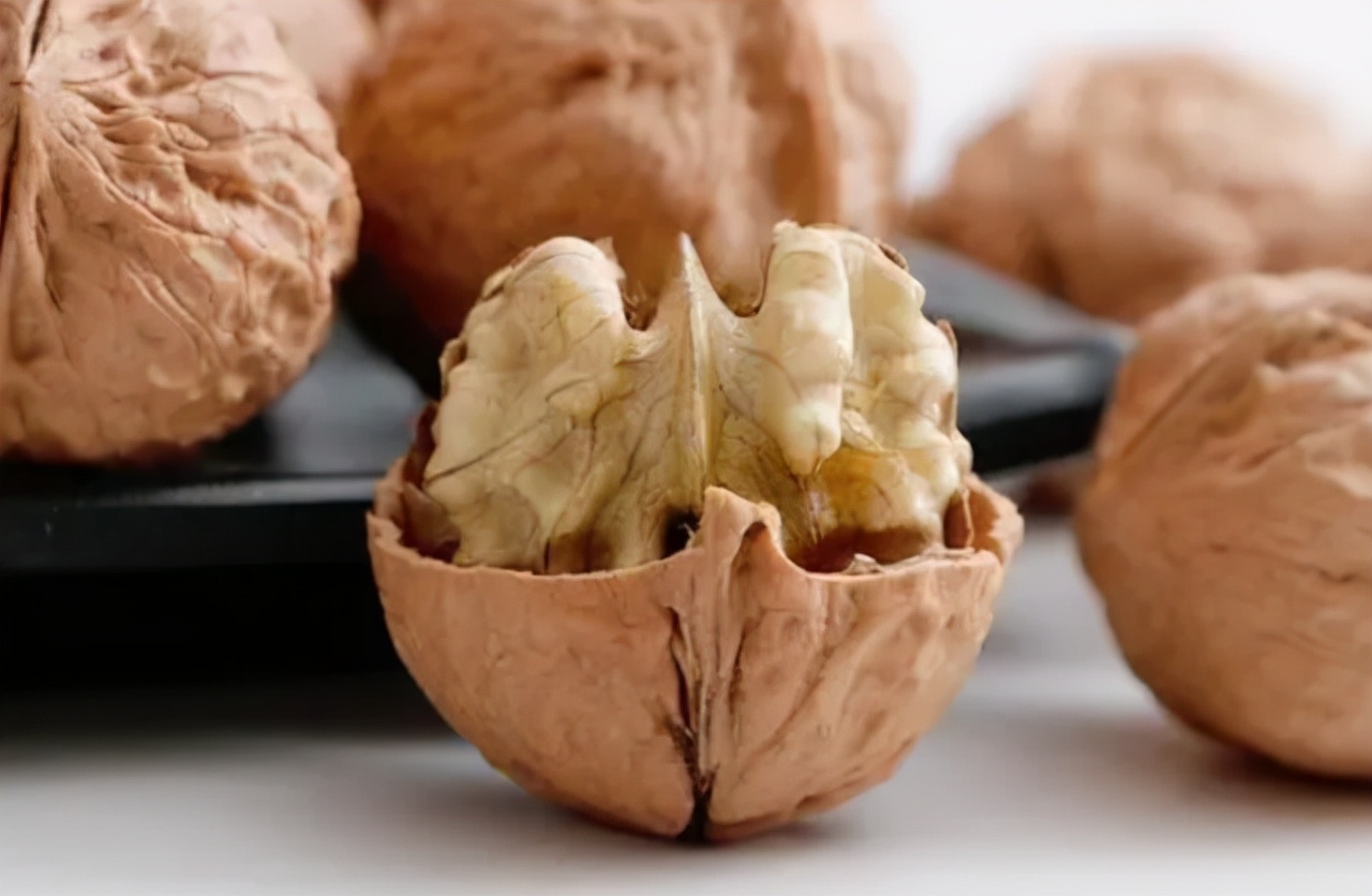 常吃核桃有什么好处？什么人不能吃？爱吃核桃的人，快来看看吧