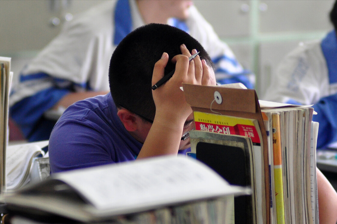 高考考生要求“更换”答题卡，遭监考老师拒绝，痛哭半小时也无用