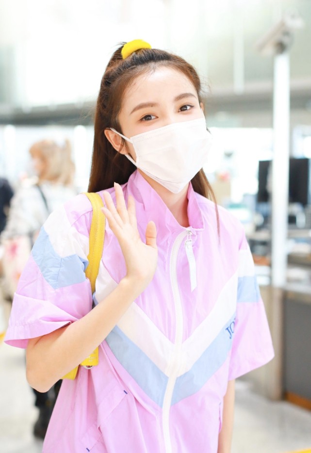 网红林小宅变身明星，走机场被跟拍也很自然，穿亮色系穿搭太少女