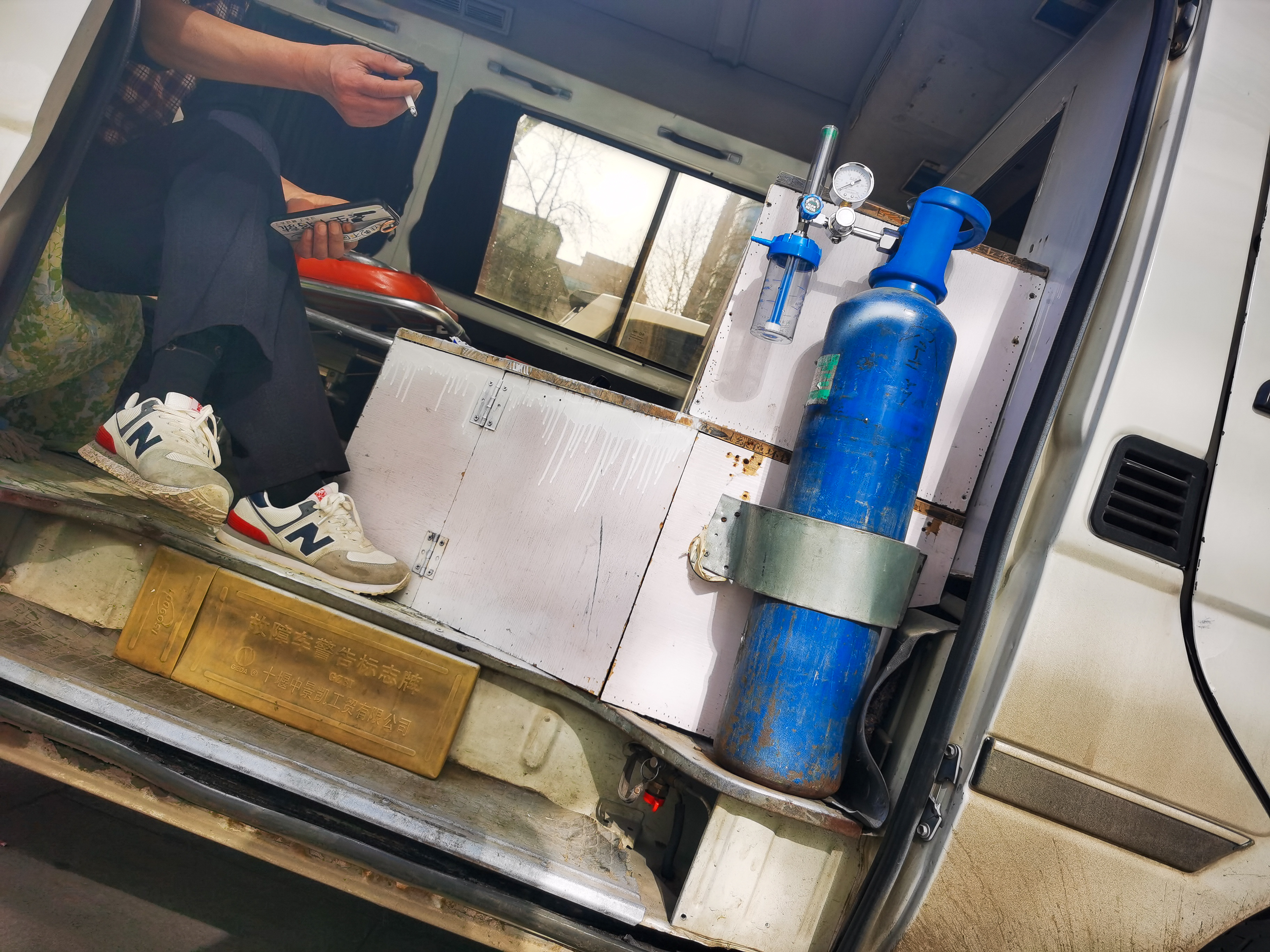 黑救护车的疯狂生意经：病房里揽客，在太平间挟尸要价，单程报价上千元后，仍有患者死在半路