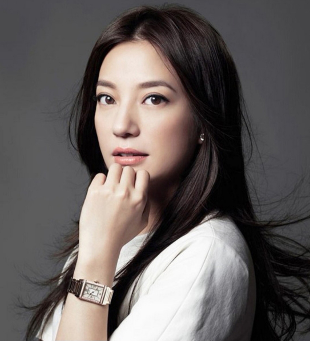 明明可以靠颜值吃饭的她偏偏考才华,她毕业于北京电影学院表演系,并