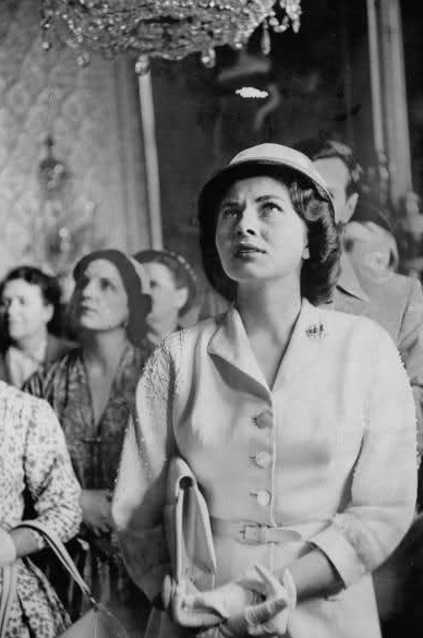 伊朗末代美艳王后！国王宠翻送天价珠宝，却因无法生育被流放