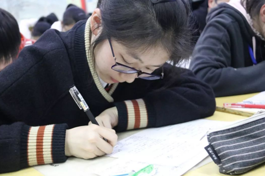 毕业才发现，985和普通高校差的不是一点半点，幸亏当初没选错