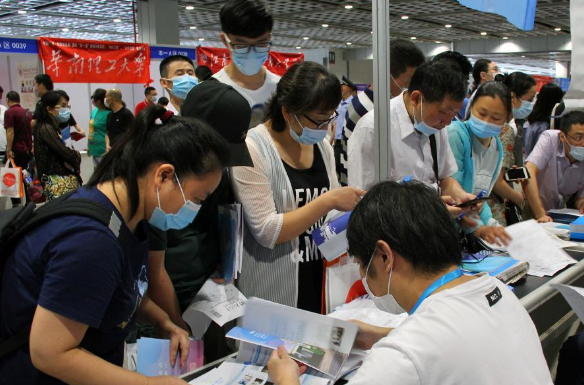 高考430分考上三本，开学看到室友心态崩盘了：我想复读重考大学