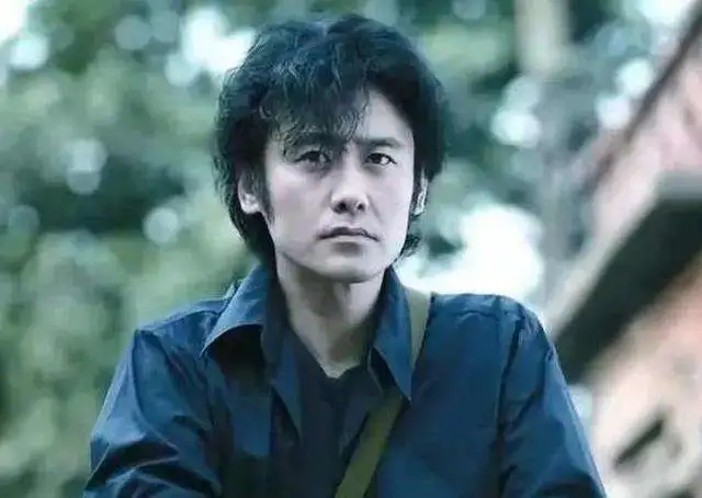 回首2019年“吴秀波出轨”事件，以为是情乱惹祸，真相却暗藏玄机