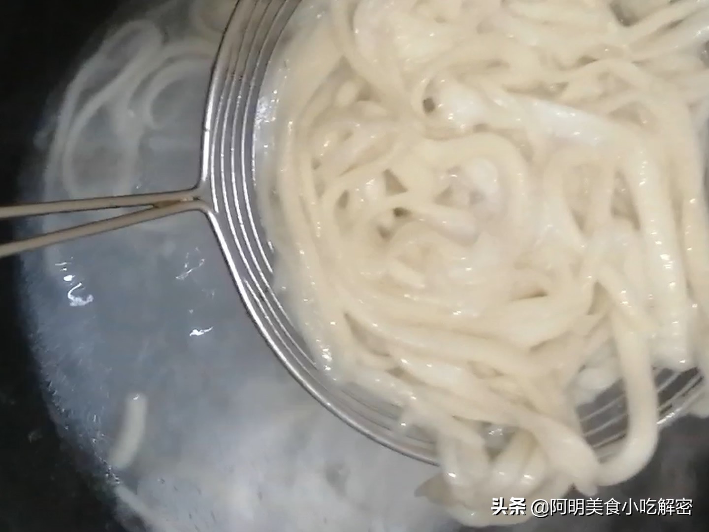 手工拉面的做法和配方（家常拉面的做法好吃又劲道）