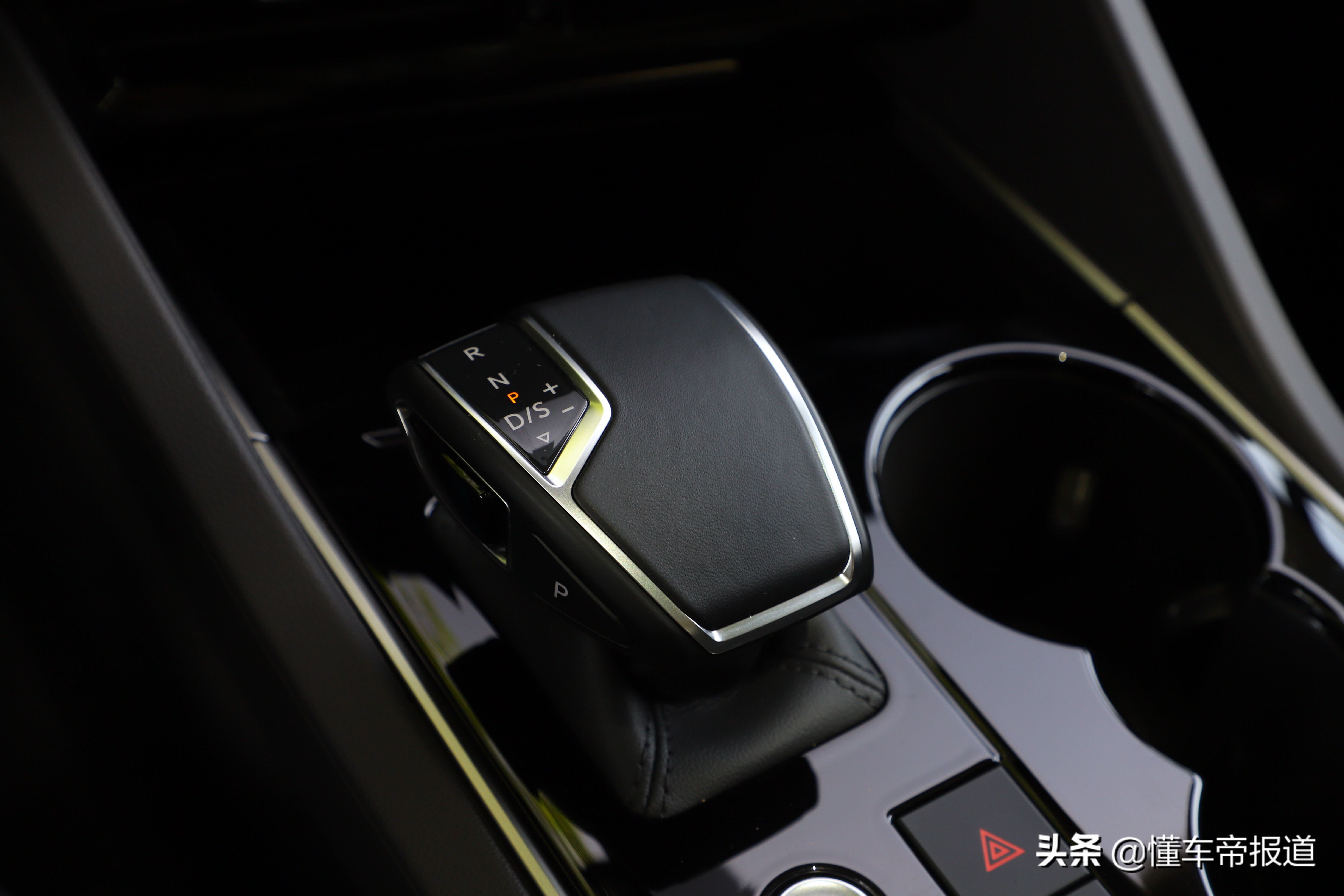 新车｜用黑化补足气场，试驾大众途锐3.0 TSI锐享版曜黑运动套装