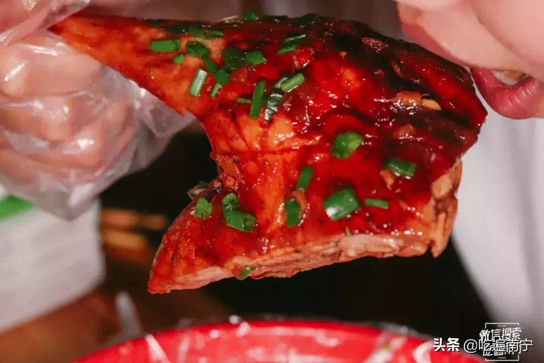 这家晚上10点半才开摊的烧鸭粉!还没开摊就有人在排队