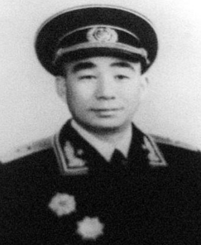 1953年，青岛一司令员携妻回乡祭母，却发现还有一位妻子在家等他