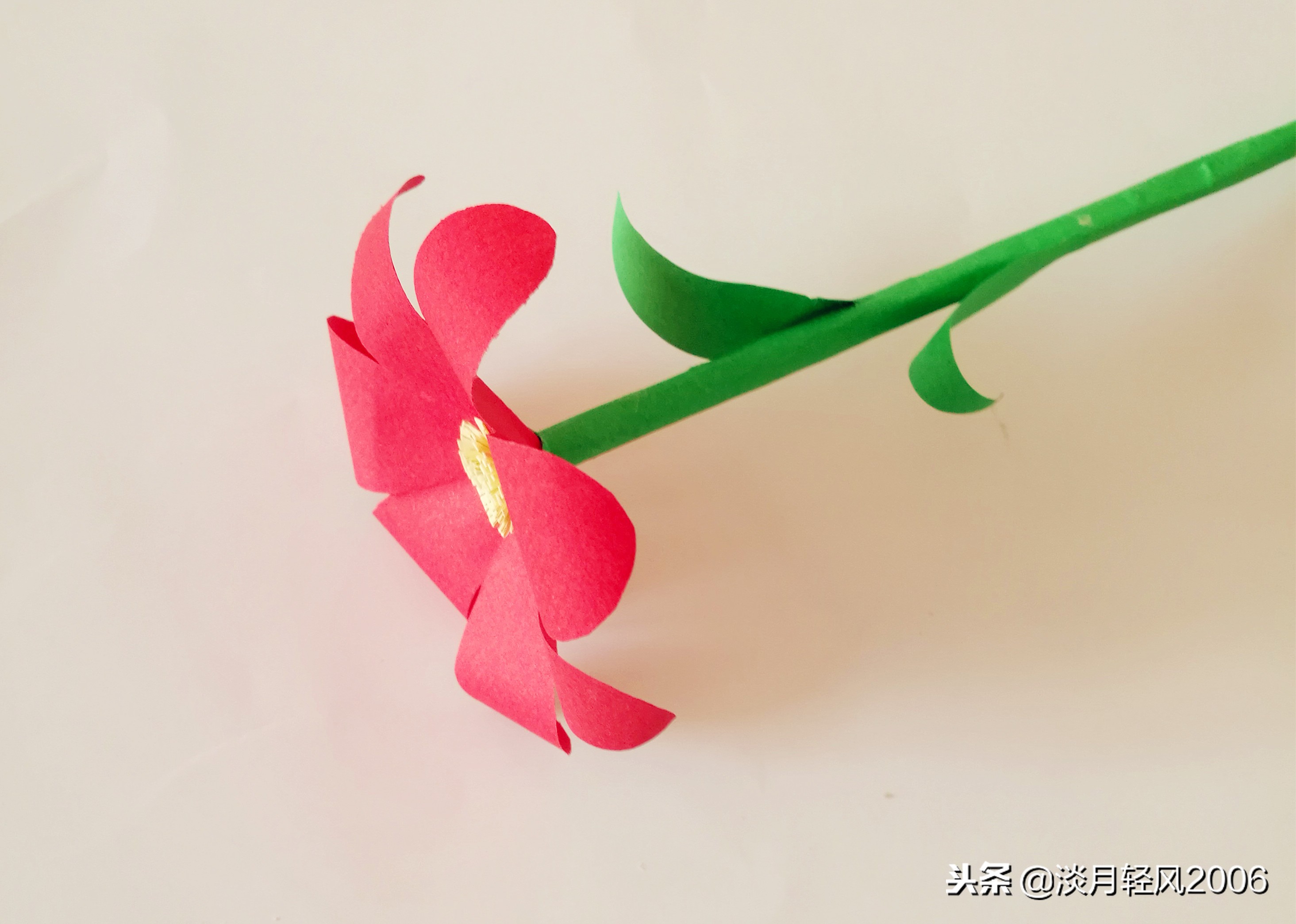 卡纸手工制作花(幼儿园手工,教孩子自己动手用卡纸做出一支立体花,有