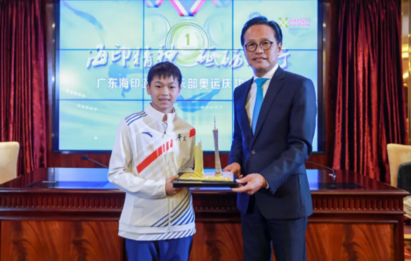 全红婵现身庆功会，让出C位！进校园引数百同学围观：你们好恐怖