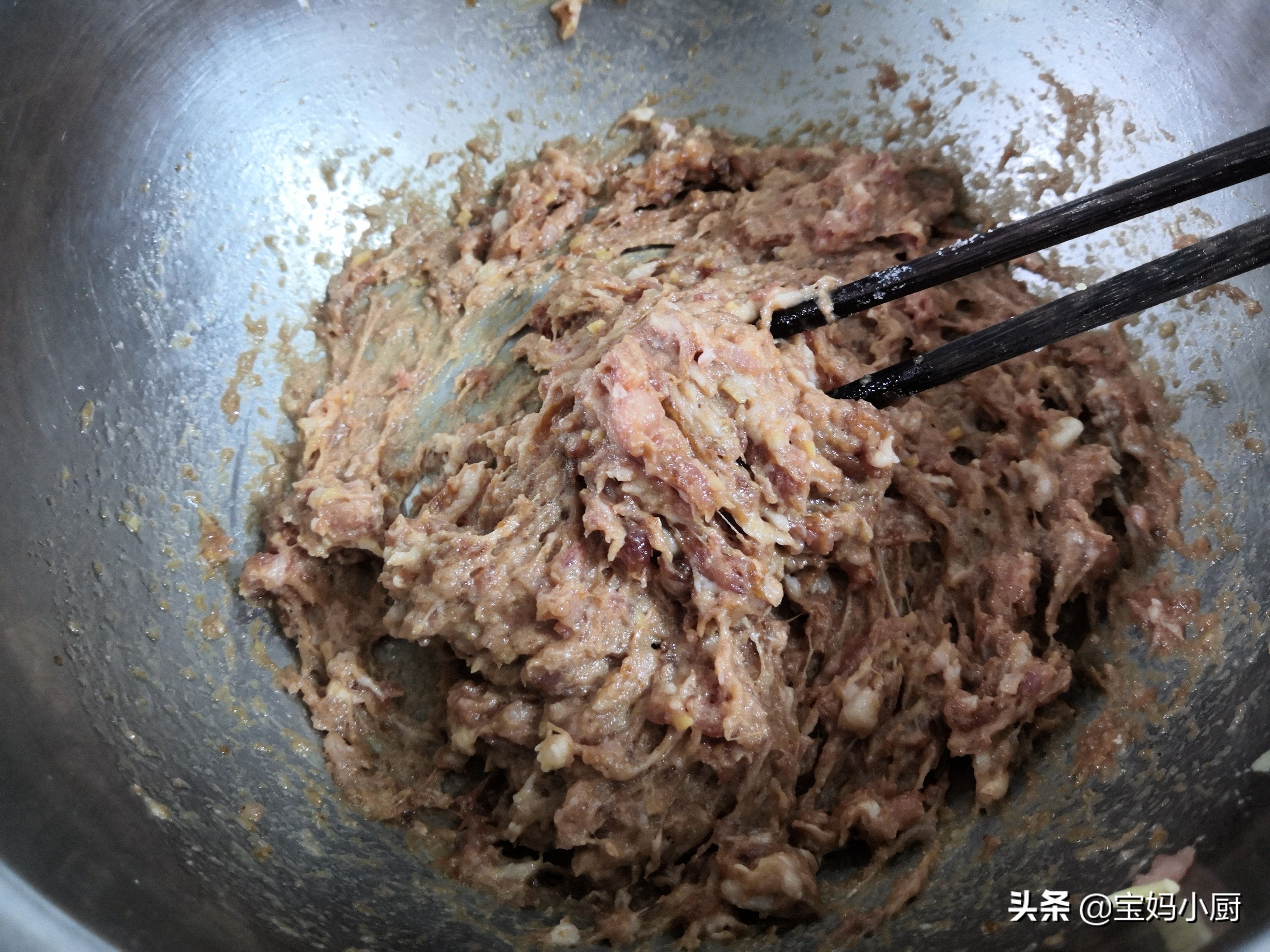 韭菜馅饺子好吃，调馅有技巧，不出汤味道香，方法超实用