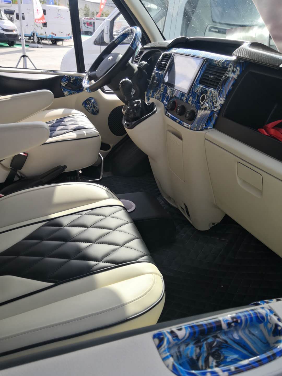 成功商务人士适用车推荐——江铃福特·新世代全顺豪华商旅车