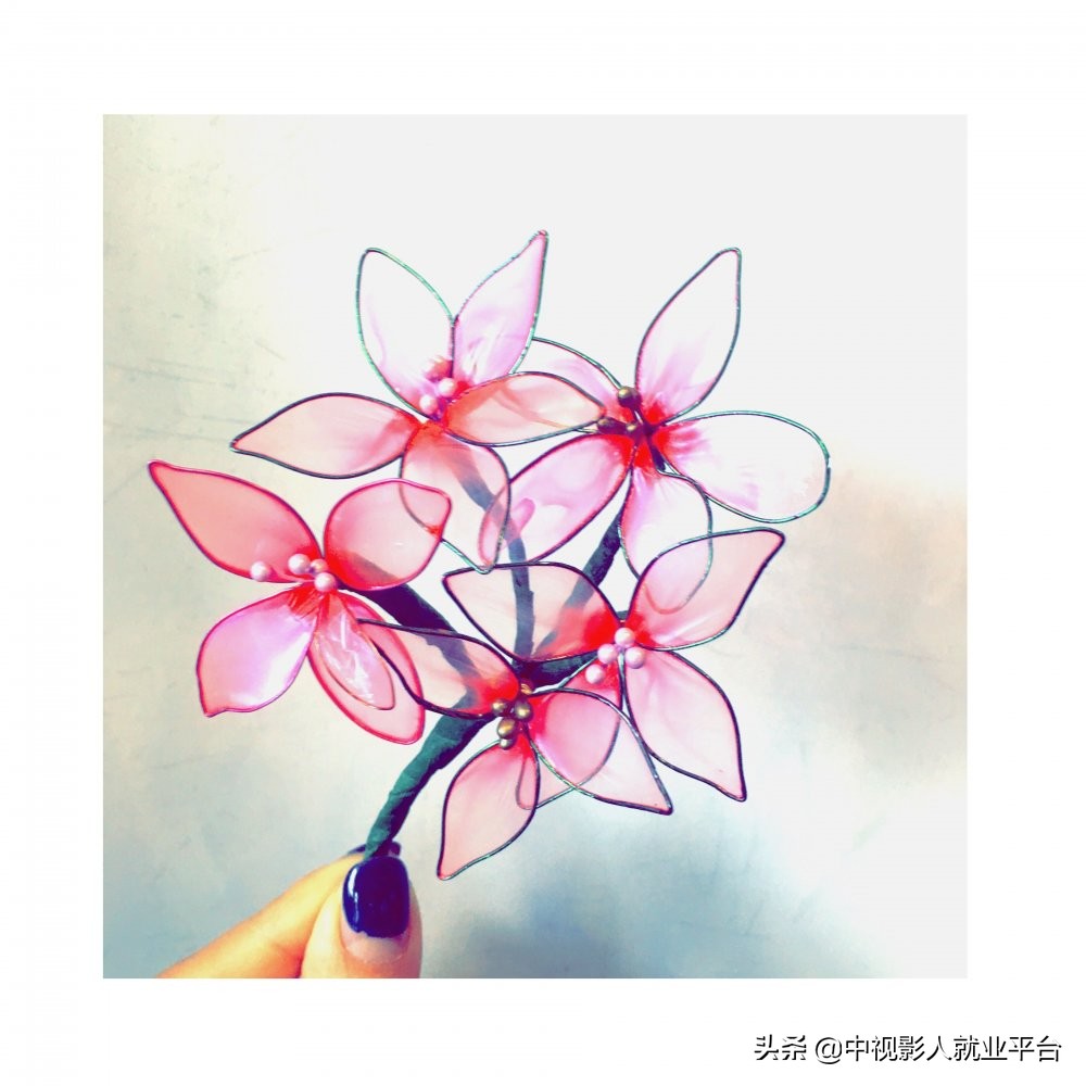 正规化妆培训学校排名-手工饰品水晶花化妆师必备技能之一