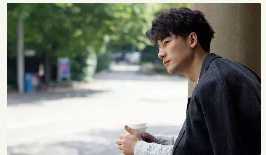 遭张艺谋忽悠，被传傍蒋雯丽上位，“狠人”黄轩的粉红成名史