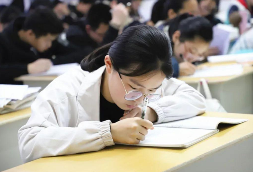 高考出现“神仙卷面”，老师看后不忍扣分，证明字体的重要性