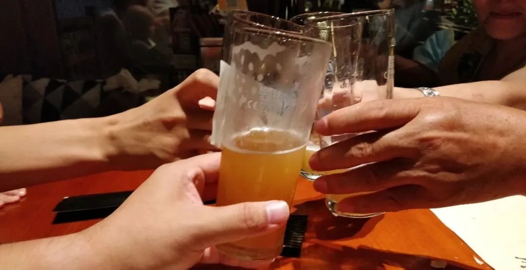 哈尔滨人多爱喝啤酒？一经销商：20万箱仅够卖三天！和你唠唠这些年啤酒那些事