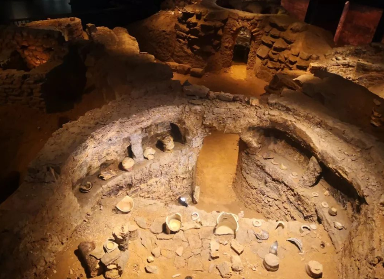 隐藏在贺兰山下的200多座古墓,大概有上千年的历史,神秘且震撼