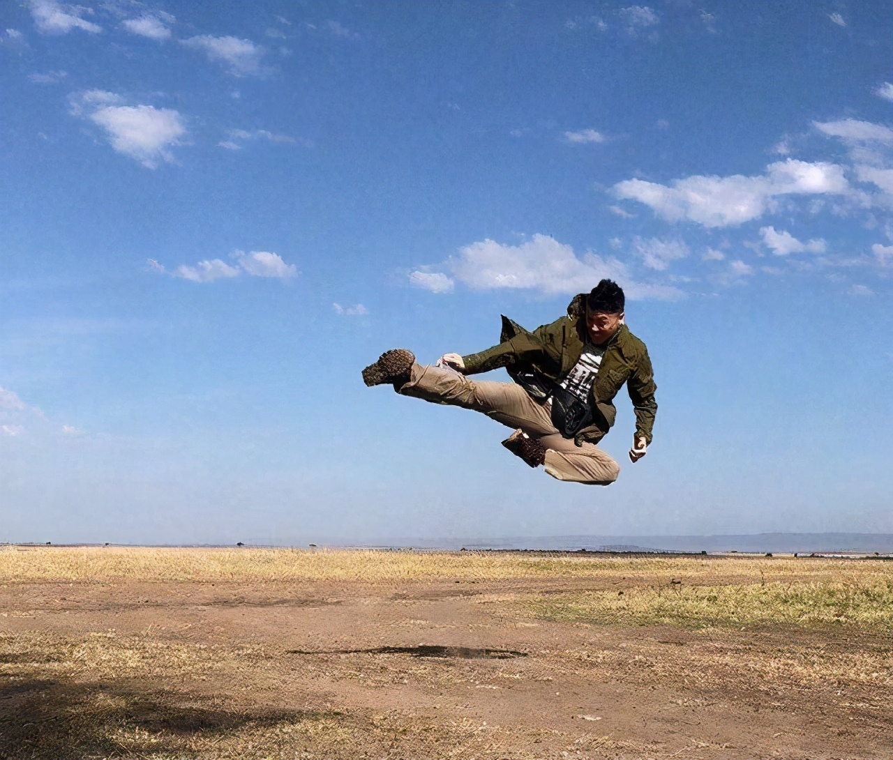 在几年前,甄子丹在非洲旅游的时候,在广阔的大草原上也做了一个这样的