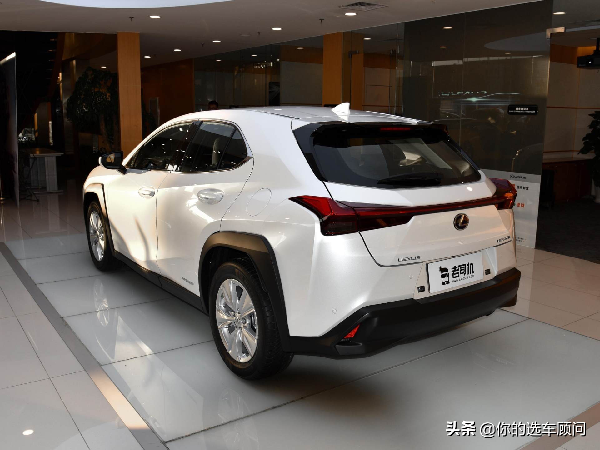 入门级价格原装进口，4.6L油耗的日系豪华SUV，带你看雷克萨斯UX