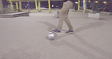 足球视频360(花式足球技巧之反向360度转圈)