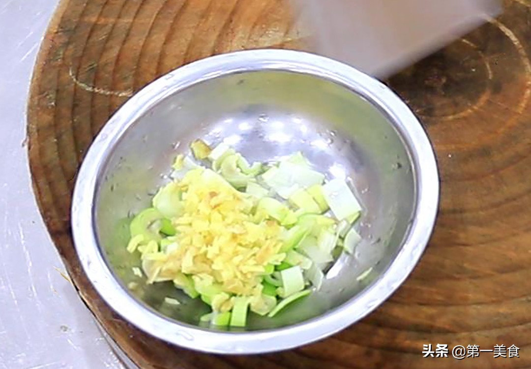 番茄鱼怎么做去腥（番茄鱼这样做鱼片滑嫩如豆腐）
