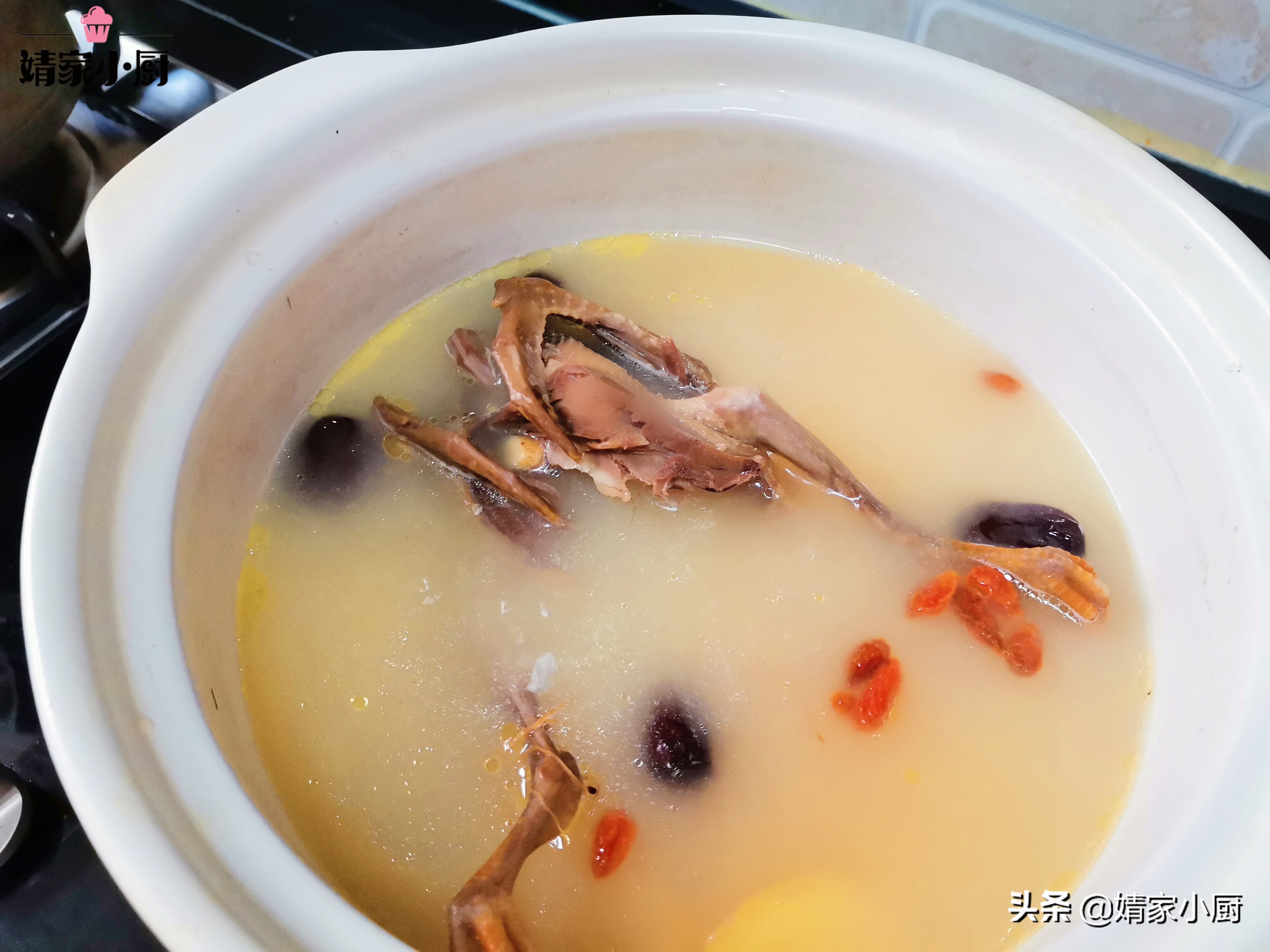 “鸽子汤”怎么炖才最滋补，掌握这个做法，肉嫩汤鲜营养翻倍